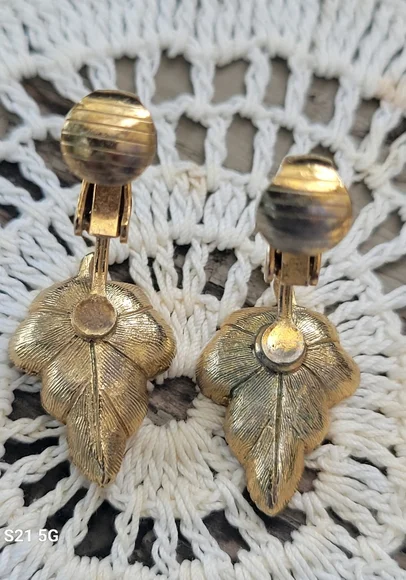 Vintage Avon Gold Toned Leaf Clip Earrings with Crystal Accents - Picture 2 of 5